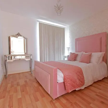 Chicstay Moura * Birmingham